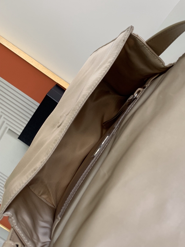プラダバッグ着用イメージ